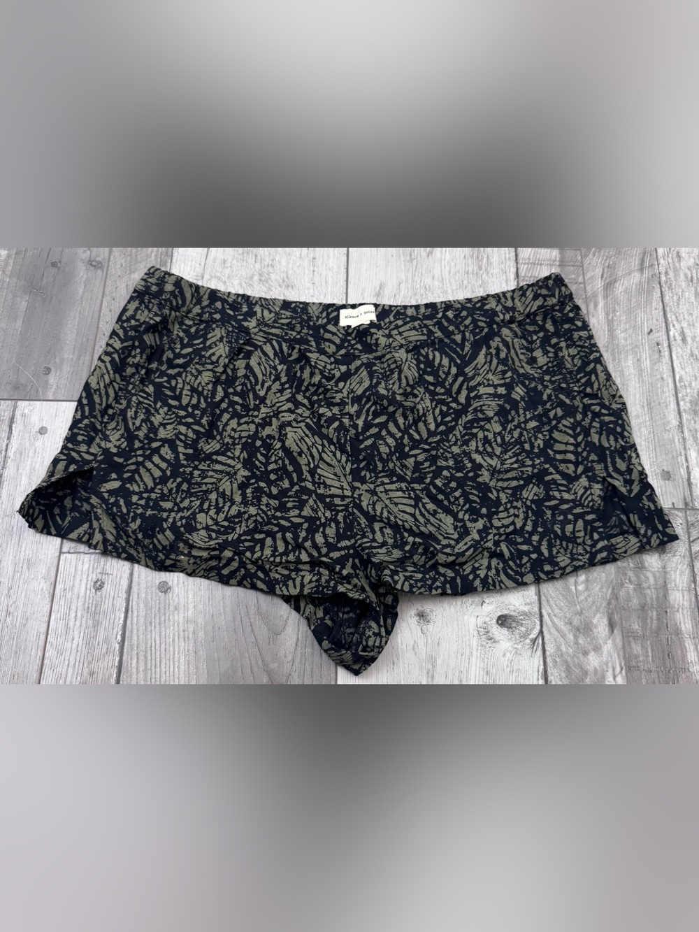 Silence & Noise Anthropologie Shorts Womens Pull On Leaf Front Black Olive Green